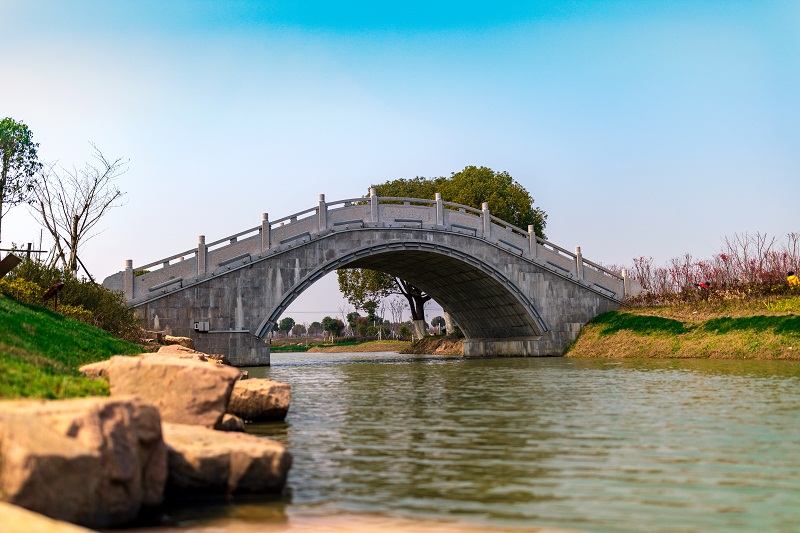 "东侧,东西向,桥长55米,有5个转角,是以茶花品种"天骄"命名的景观平桥